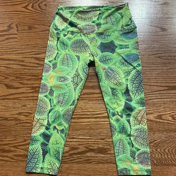 Om Shanti clothing vibrant green leaf vine Capri leggings size Small made in USA - Picture 1 of 7